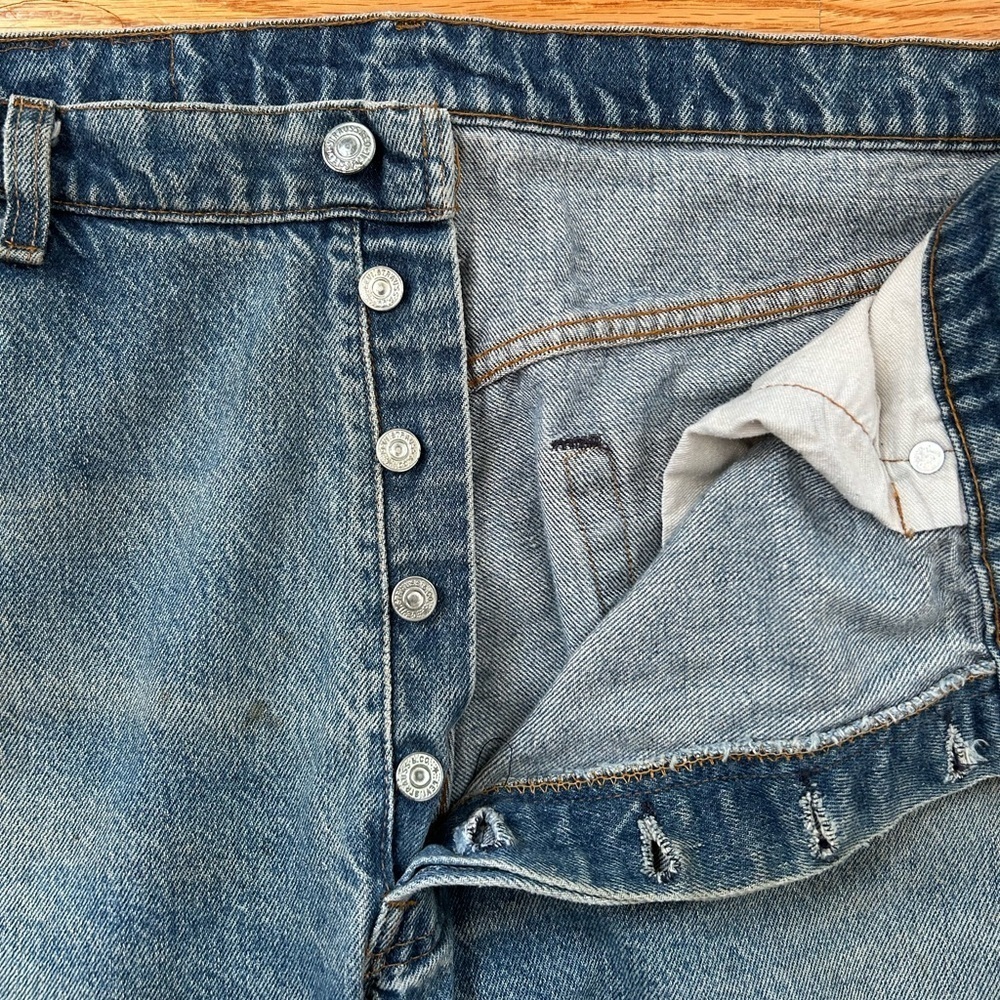 1980s Levi’s 501 Distressed Medium Stonewash Vintage Jeans 40x30 - Picture 2 of 11